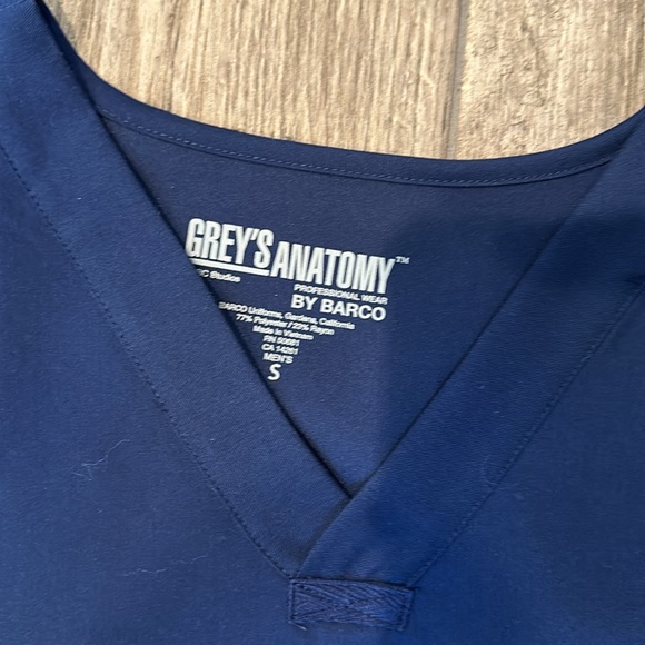 Men’s Greys Anatomy scrub set. Top is size small, bottoms are size medium - Picture 4 of 6